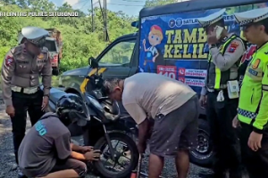 Polres Situbondo Sediakan Tambal Ban Gratis di Jalur Pantura