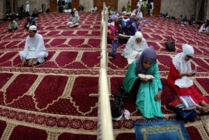 Doa yang Dianjurkan Saat Malam Lailatul Qadar Lengkap dengan Artinya