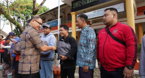 Pj. Wali Kota Batu Bagi-bagi Bingkisan Lebaran untuk Penjaga Sekolah