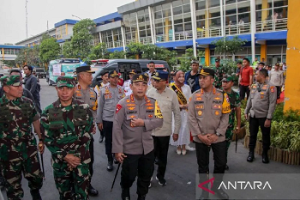 Cek Pos di Terminal Purabaya, Kapolri Tekankan Keselamatan Pemudik