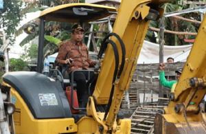 Gencar Perbaikan Jalan dan Betonisasi, Gus Muhdlor Minta Tidak Ada Penutupan Jalan Selama Libur Idul Fitri