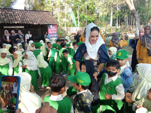 Kris Dayanti Mengajak Ibu-Ibu Untuk Membentuk Generasi Muda Indonesia yang Cerdas, Mandiri, dan Berbudi Luhur