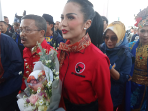 Kris Dayanti dan Krisna Dewa Mendaftar sebagai Calon Walikota dan Wakil Walikota Batu