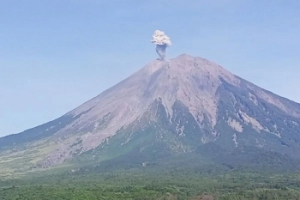 Semeru Kembali Alami Erupsi dengan Letusan Setinggi 800 Meter